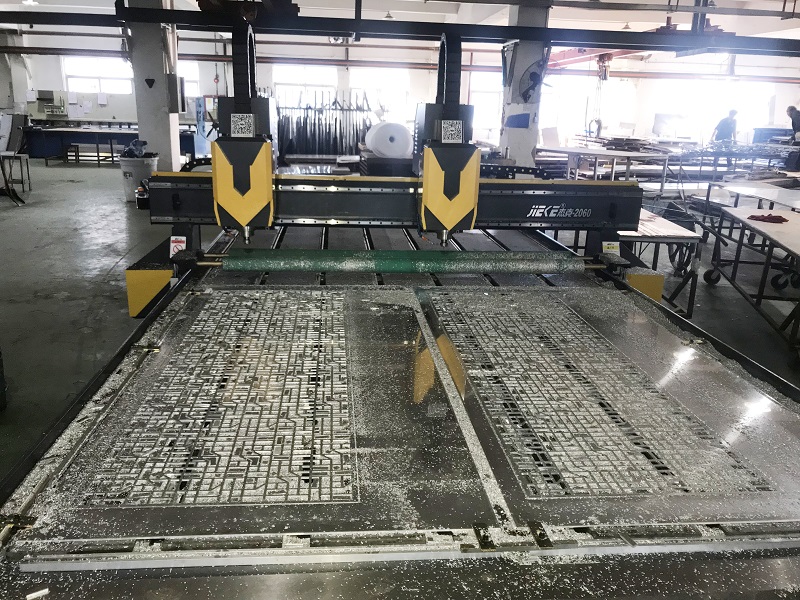 鋁單板雕刻機(jī)如果操作才更安全？